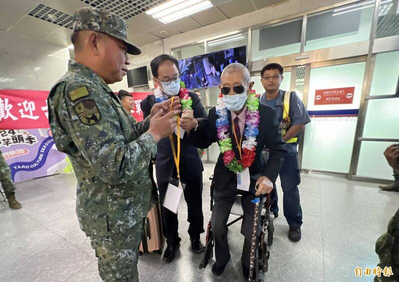 古寧頭參戰英雄梅錦義（前右）看到金防部指揮官李定中（左）中將親至機場迎接，感動的從輪椅站起來說「我一定要抬頭挺胸走進來」。（記者吳正庭攝）