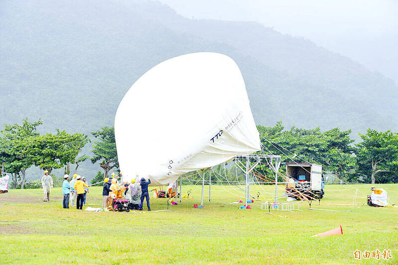 Officials unveil Taiwan’s first domestically produced tethered high-altitude balloon at the Luye Highlands in Taitung County yesterday. 
Photo: Liu Jen-wei, Taipei Times