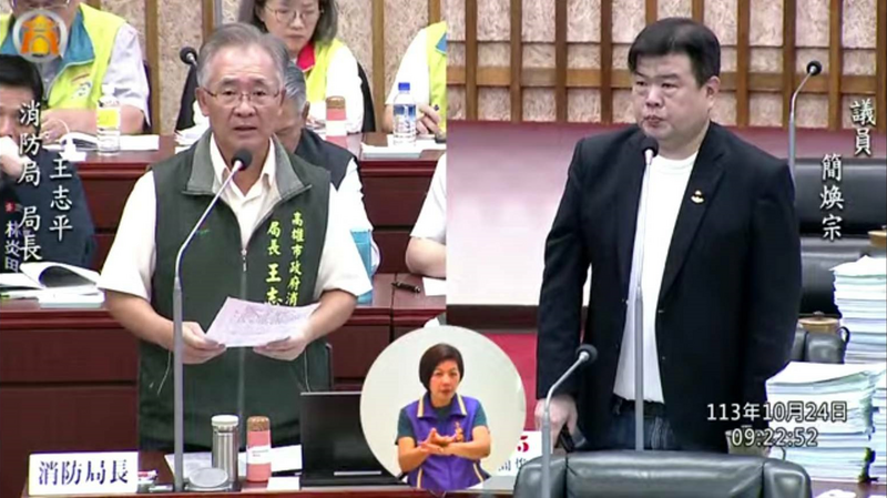 高市議員簡煥宗緊盯民間充電樁管理，消防局長王志平答詢均有聯繫、列管。（記者王榮祥翻攝）