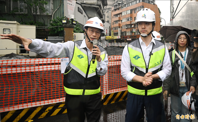 台北市長蔣萬安（右）24日視導台北捷運環狀線南環段工程。（記者廖振輝攝）