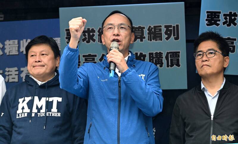 國民黨發起「反獨裁 爭公道-挺原民、顧農民、保醫護」全民力挺活動，黨主席朱立倫（中）到場聲援。（記者廖振輝攝）