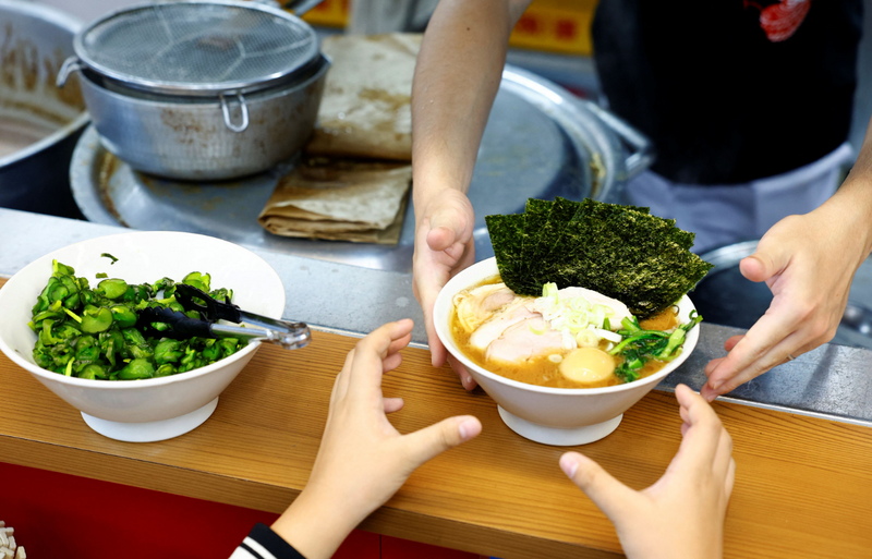 外媒報導，今年上半年日本已有49家拉麵店因負債而破產，知名拉麵店「麵屋大聖」也不斷調高售價，熱門品項漲幅程度更是達47％。（路透）
