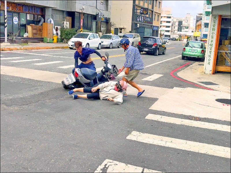 颱風外圍加東北季風共伴效應，澎湖馬公市區不少機車摔車。（民眾提供）