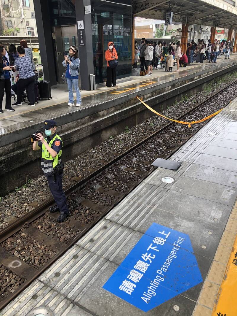 台铁内坜火车站今早9点半多，一名约60岁男性疑似卧轨轻生死亡。（记者黄政嘉翻摄）