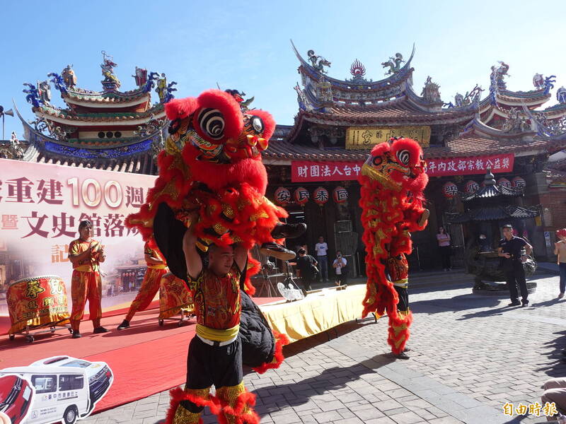 樂成宮今天與舞獅慶祝正殿重建落成百年，此正殿是台灣最重要匠師陳應彬經典作之一。（記者張瑞楨攝）