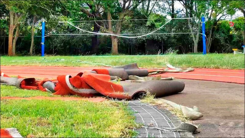 圖為大同高中跑道遭強風掀起畫面。（民眾提供）