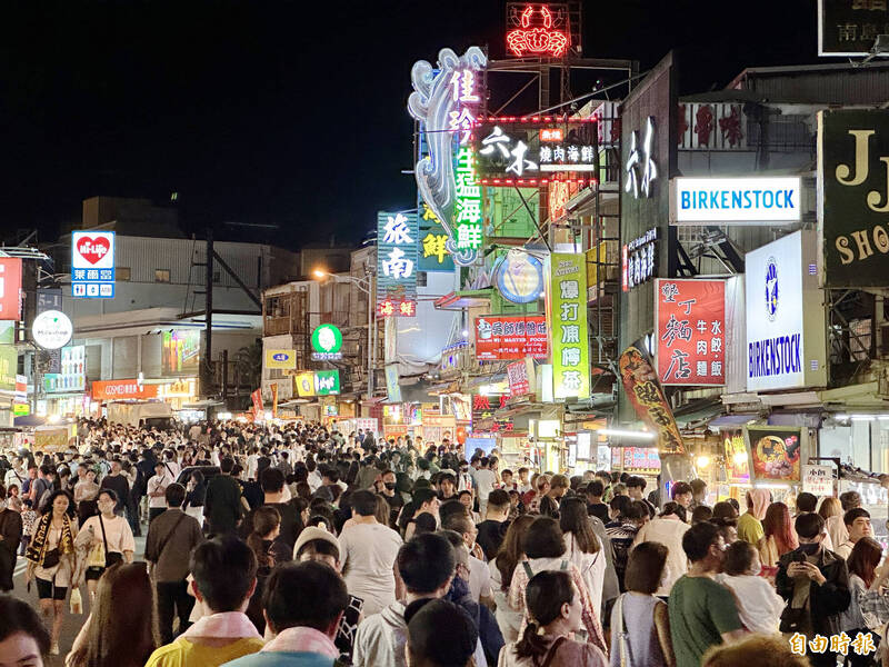 墾丁大街夜市是恆春半島夜間旅遊重要景點。（記者蔡宗憲攝）