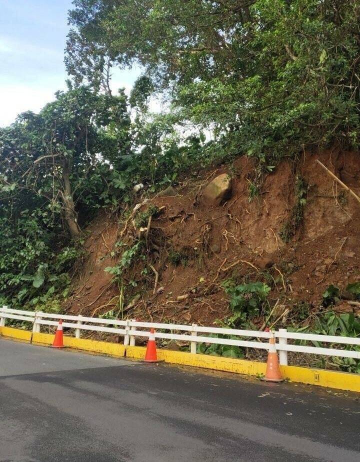 新北市淡水區新民街一段路樹倒塌發3週後，現場仍留下裸露山壁及大顆石塊。（新北市議員鄭宇恩提供）