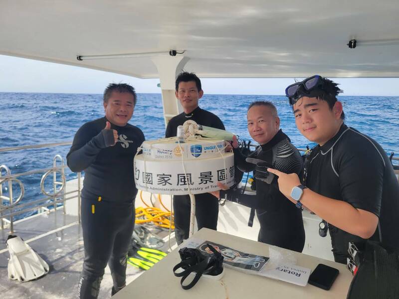 國際扶輪帆艇聯合會台灣第七艦隊捐贈「海上蛋糕」。（鵬管處提供）