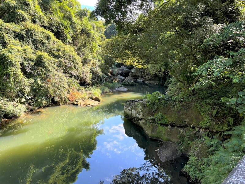 鱷魚岩位於桃園大溪區永福溪路橋上游，為山豬湖園區的地景秘境。（桃園市水務局提供）