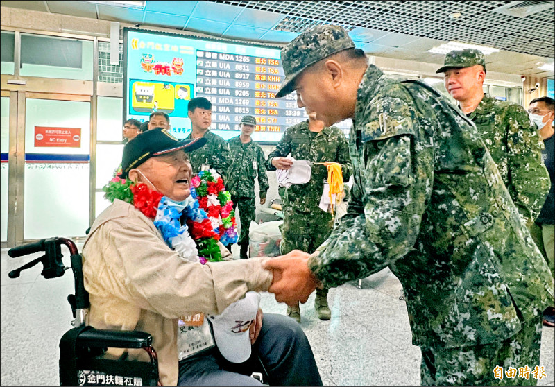 金門古寧頭戰役七十五週年紀念日，國防部邀請二十位參戰官兵返回金門參加古寧頭戰役七十五週年追思祭悼典禮，金防部指揮官李定中（右）中將親往機場迎接。（記者吳正庭攝）