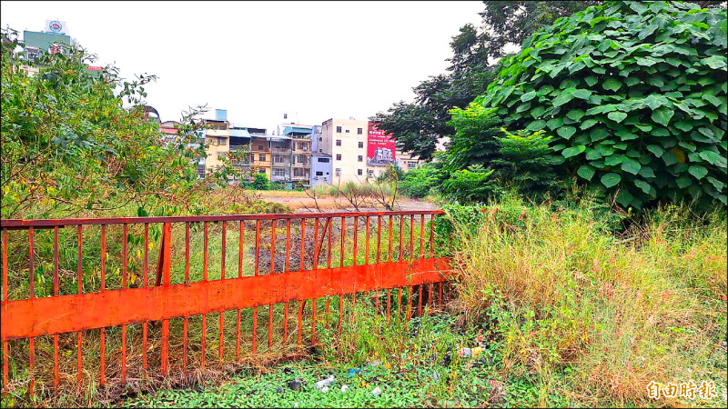 南投市交通轉運站規劃用地，目前仍雜草叢生，影響市容景觀。（記者張協昇攝）