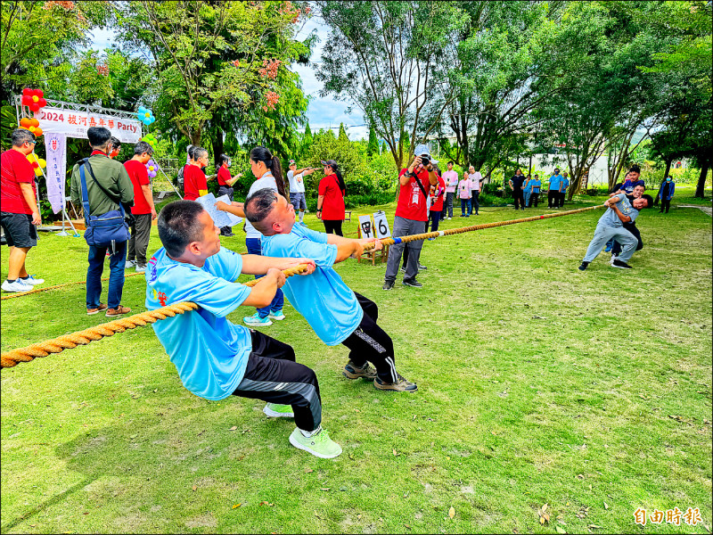 「拔河嘉年華Party」昨在后里沙發后花園舉行！共有來自全國各身心障機構十六隊參賽。（記者歐素美攝）