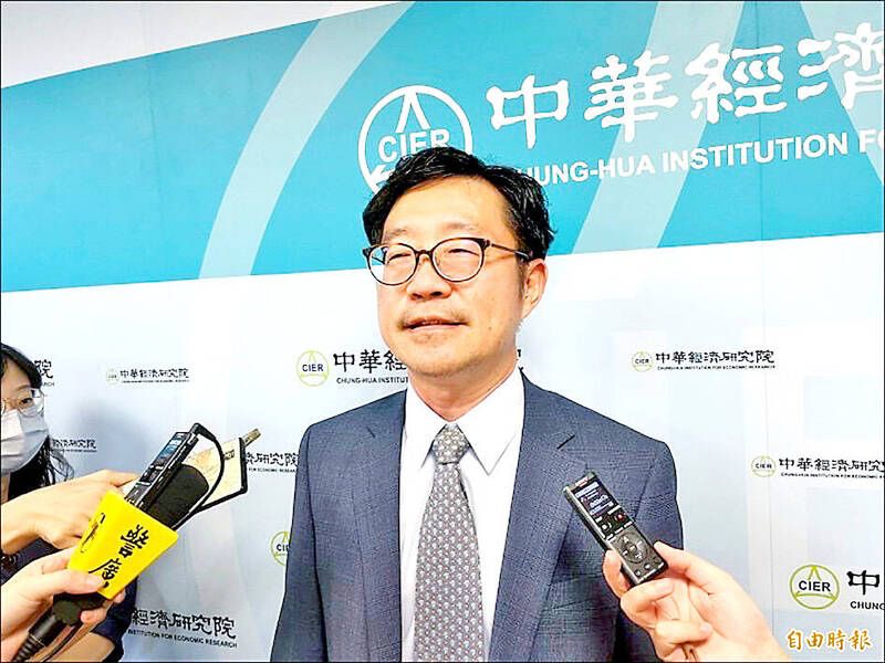 
Chung-Hua Institution for Economic Research president Lien Hsien-ming speaks at a news conference in Taipei yesterday.
Photo: Hsu Tzu-ling, Taipei Times