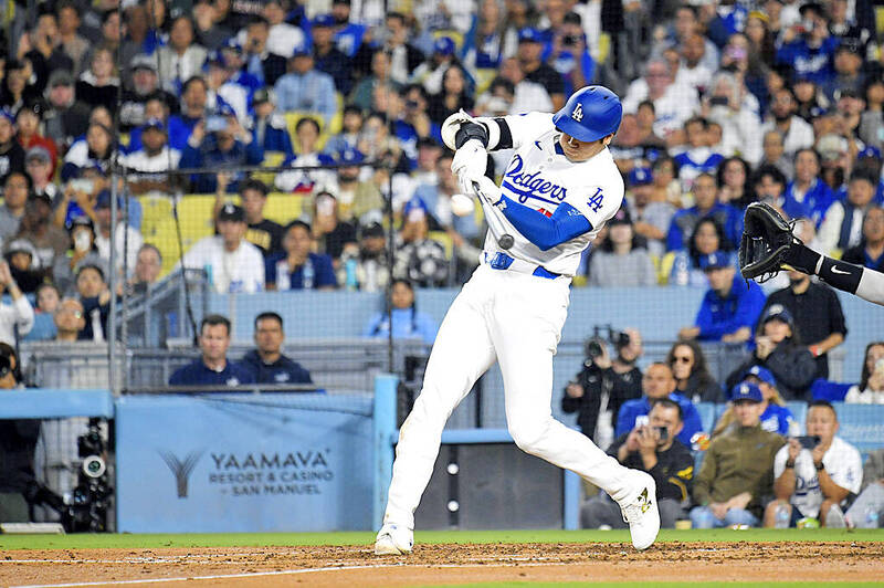 
Shohei Ohtani of the Los Angeles Dodgers hits a two-run home run against the Colorado Rockies in the fifth inning of thier MLB in Los Angeles on Sept. 20.
Photo: AP