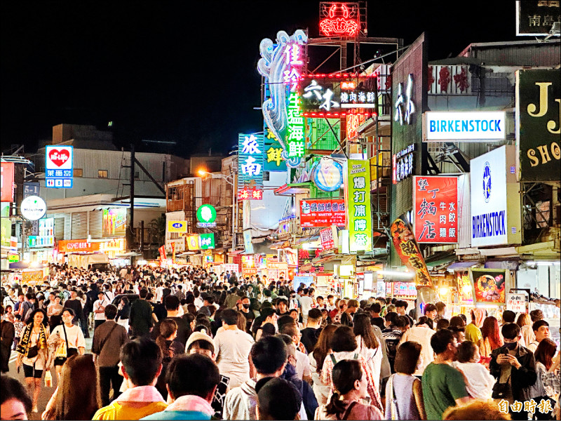 「墾丁大街」夜市因位在道路，難以全面合法，屏縣府將先改善人行環境設置行人徒步區。（記者蔡宗憲攝）