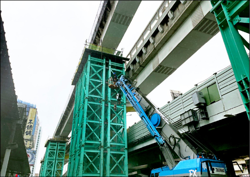 環狀線橋和站至板新站因強震受損停駛，修復施工中。（新北捷運局提供）