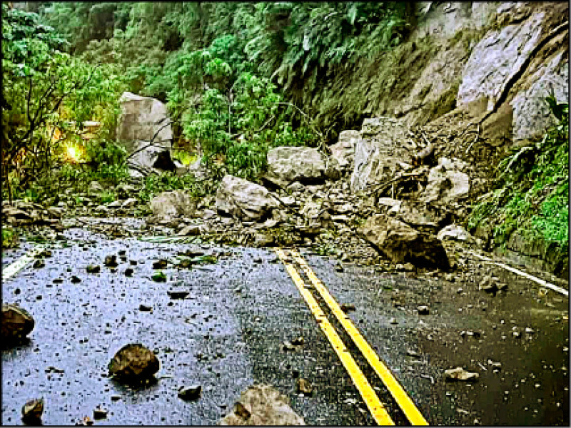 台11線35k處因大雨發生落石，已搶通。（民眾提供）