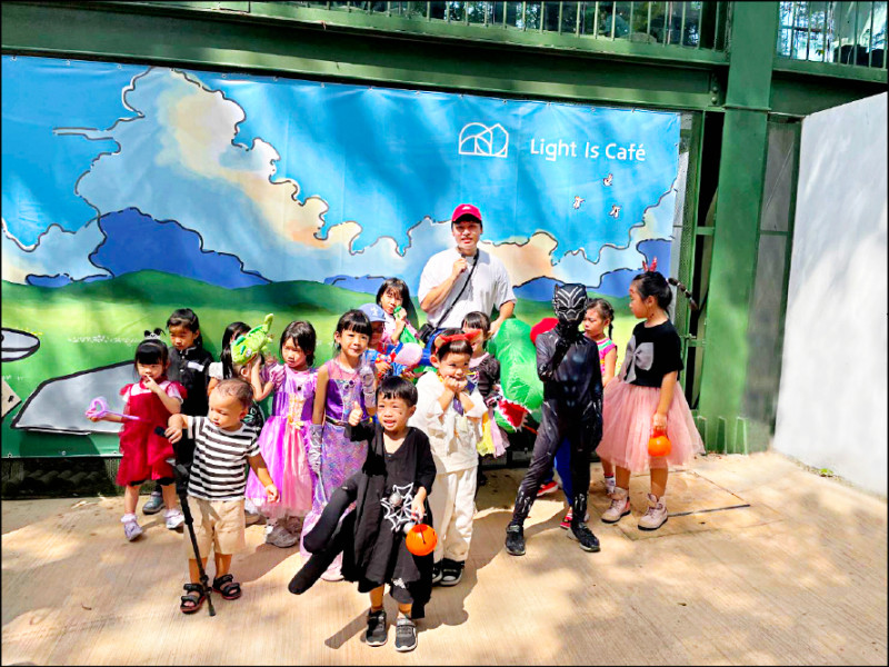 壽山動物園光室咖啡去年舉辦萬聖節活動，孩子變裝開心合影。（壽山動物園提供）