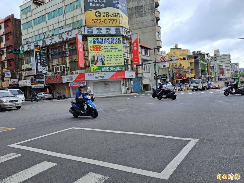 新竹市林森路與西大路口取消林森路往西大路機車兩段式左轉，市議員劉康彥認為可提升路口行車安全。（記者洪美秀攝）