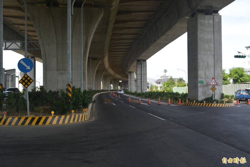 台中大里環中東路7段本月21日發生死亡車禍，民眾抱怨外側車道已經施工很久，至今仍擺上交通錐未開放通行，希望能早日開放。（記者陳建志攝）