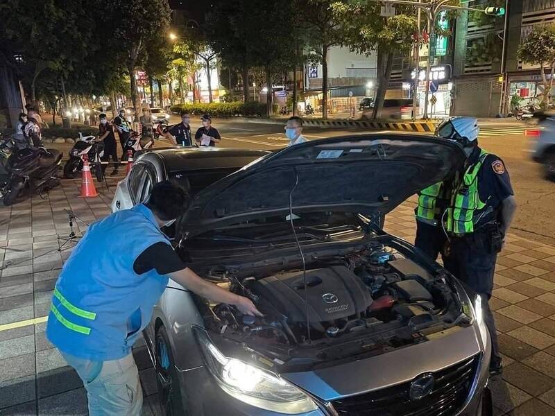 桃園市政府推動「靜桃專案」，跨局處聯合稽查改裝噪音車輛。（圖由警方提供）