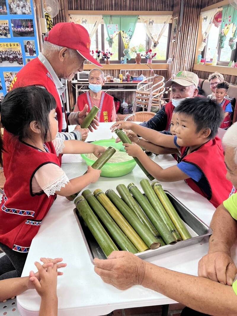 加強照顧偏鄉離島幼童，教育部113學年投入1300萬元協助偏鄉離島幼兒園，圖為嘉義阿里山鄉立幼兒園老幼共學課程。（圖由教育部提供）