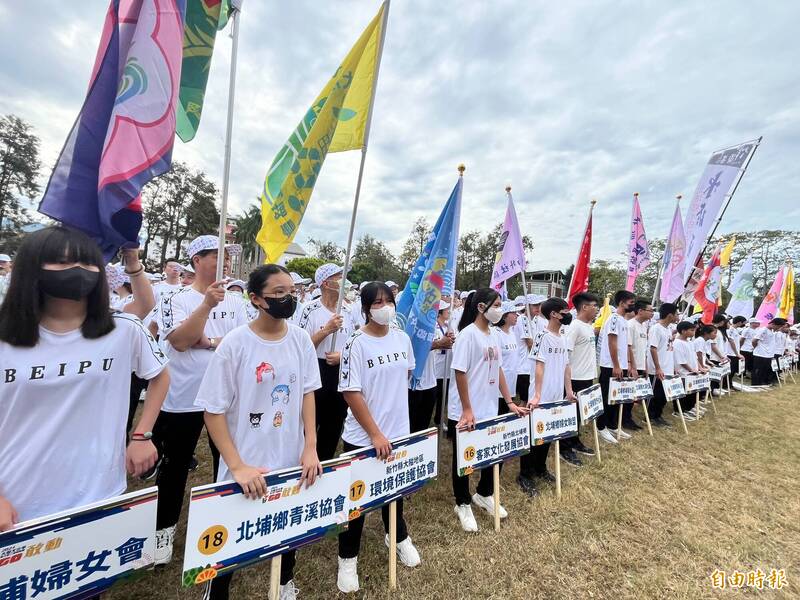 新竹縣「大隘三鄉運動會」今（26日）在北埔國中熱鬧登場，匯聚了南北客庄鄉親，共逾3000人同場競技。（記者廖雪茹攝）