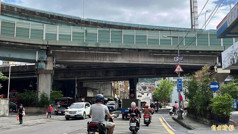 基隆成功一路與光一路車流量大，易發生路口側撞與追撞事故，交通處已設置雷達偵測設備減少事故發生。（記者盧賢秀攝）