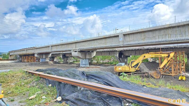 花東鐵路雙軌化工程在台東市太平溪新建鐵橋工地。（記者黃明堂攝）