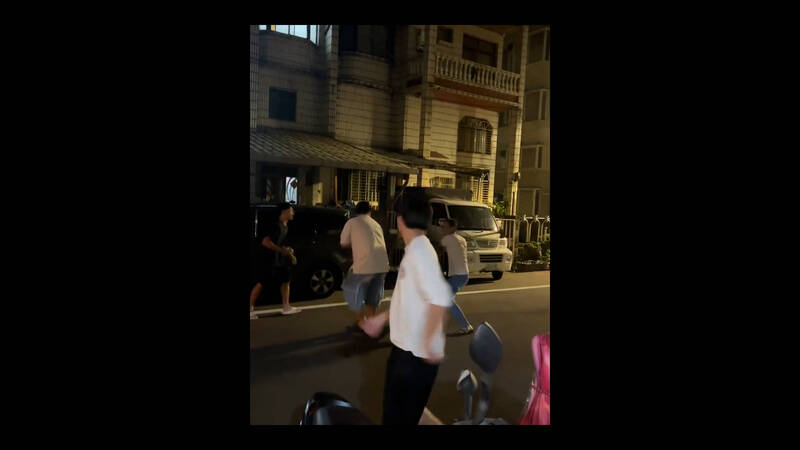 中壢區新中一街昨晚傳斧頭傷人，陳男疑因停車糾紛，拿斧頭朝曾男揮砍。（翻攝Threads）