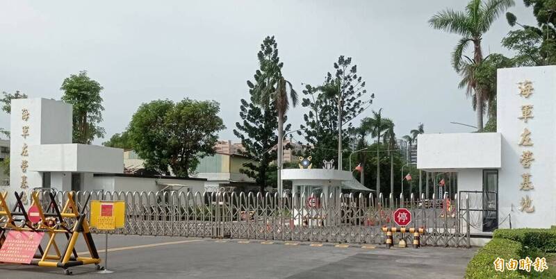 海軍陸戰隊哨兵在哨所（右）中彈身亡，軍方緊急封閉海軍左營基地中海門。（記者洪定宏攝）