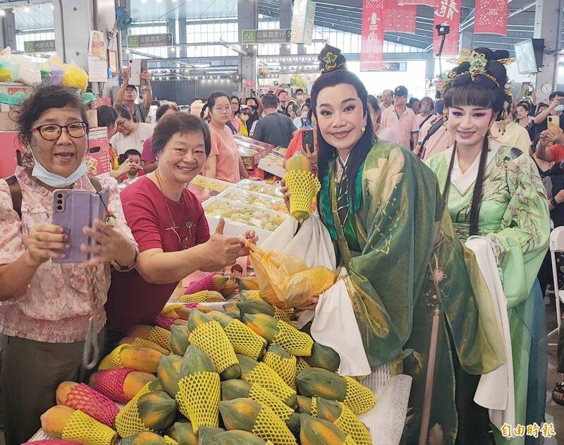 「唐美雲歌仔戲團」在新化果菜市場進行臺南400農漁地景藝術節的壓軸演出，與攤商熱絡互動，人潮大爆滿。（記者吳俊鋒攝）