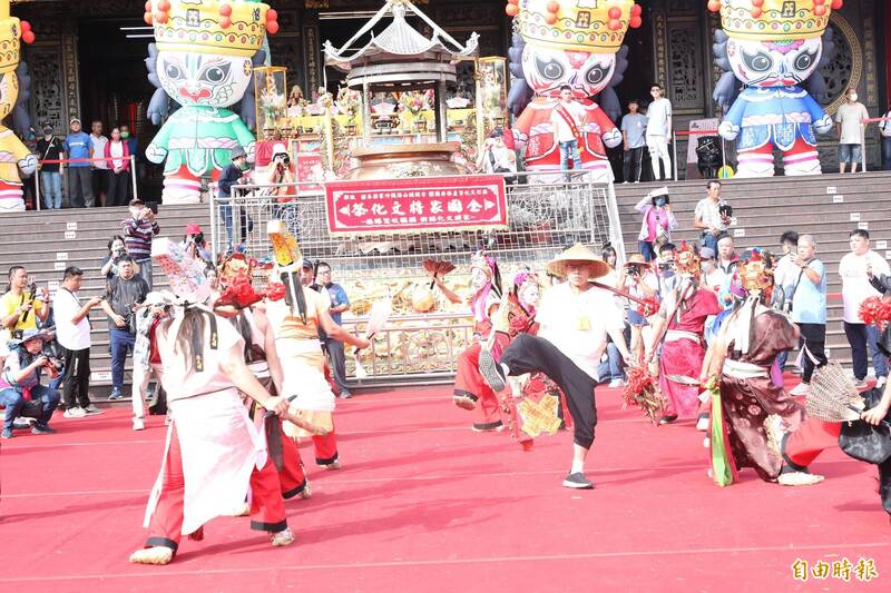 「2024全國家將文化祭」今天在嘉市九華山地藏庵登場，各家將館展現陣式腳步。（記者丁偉杰攝）