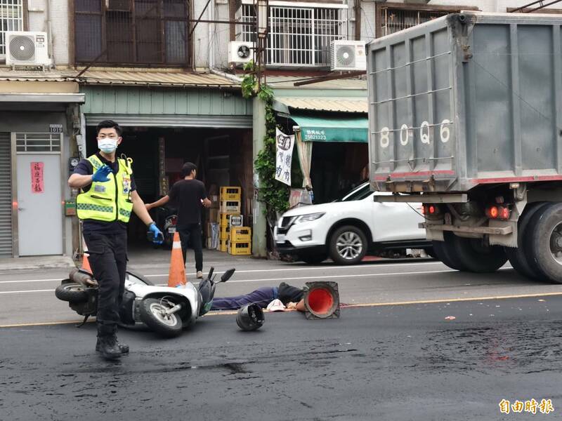 女騎士爆頭身亡，安全帽滾落路邊。（記者張軒哲攝）