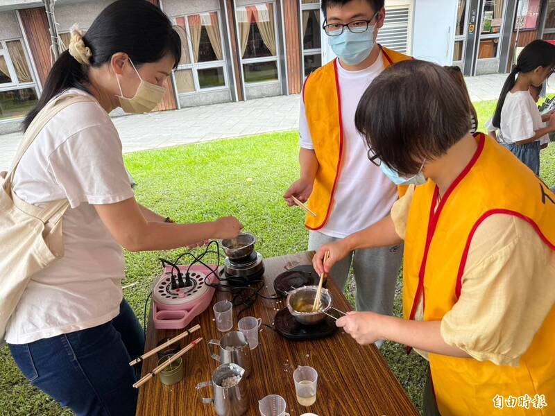 新北市深坑四寶文化節，現場活動攤位好吃又好玩。（記者翁聿煌攝）