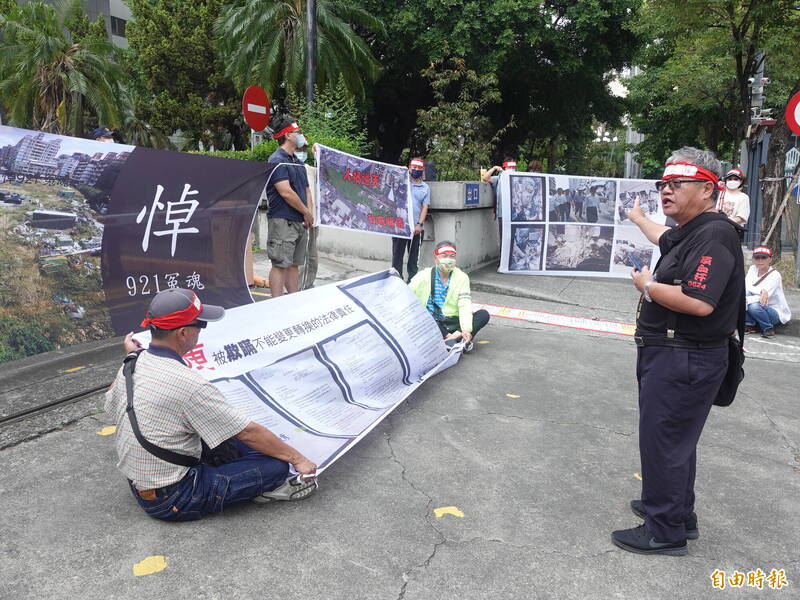 「新坪生活公園社區重建促進會」成員今天到台中地檢署，控告台中市長盧秀燕瀆職與圖利罪。 （記者張瑞楨攝）