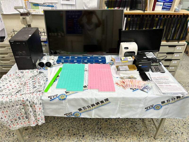 警方突襲棋牌社賭場，26人移送法辦，部分賭客辯稱「輸請吃飯」，警方不採信。（民眾提供）