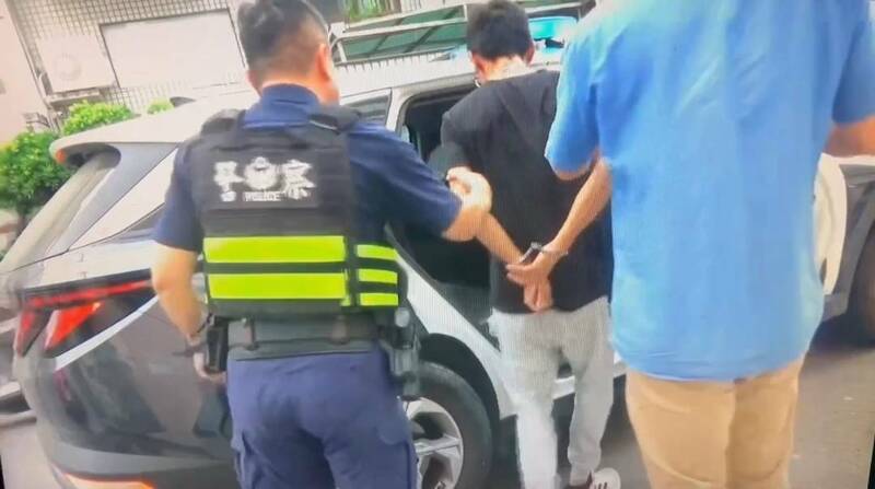 匯兌成詐騙900萬再伸手500萬，南警設伏逮捕黃姓車手。（民眾提供）