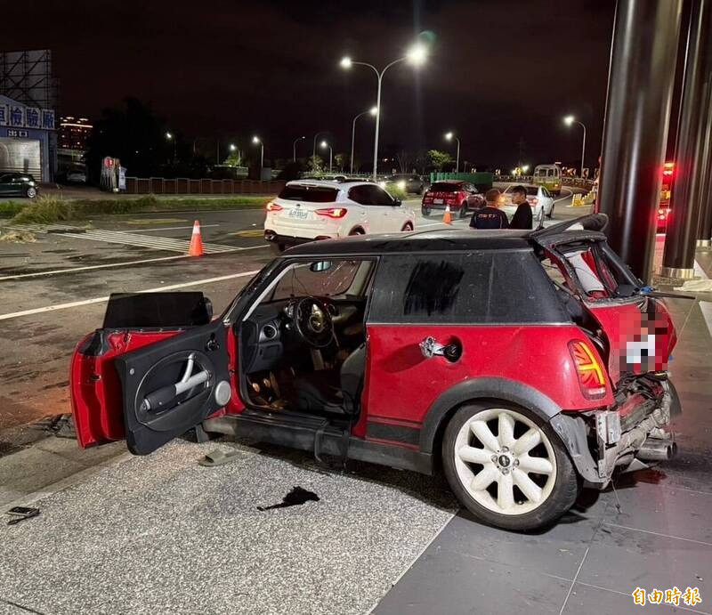 38歲陳姓男子今晚近7點駕駛紅色MINI Cooper，沿光榮北路橋南下羅東，疑不明原因失控撞上分隔島後，衝至對向車道連撞2車。（記者王峻祺攝）