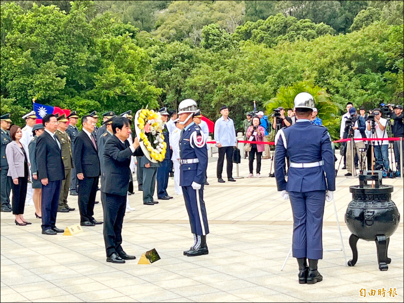 統賴清德（前左一）在金門太武山公墓主持古寧頭戰役75週年追思祭悼典禮，全程莊嚴肅穆。（記者吳正庭攝）