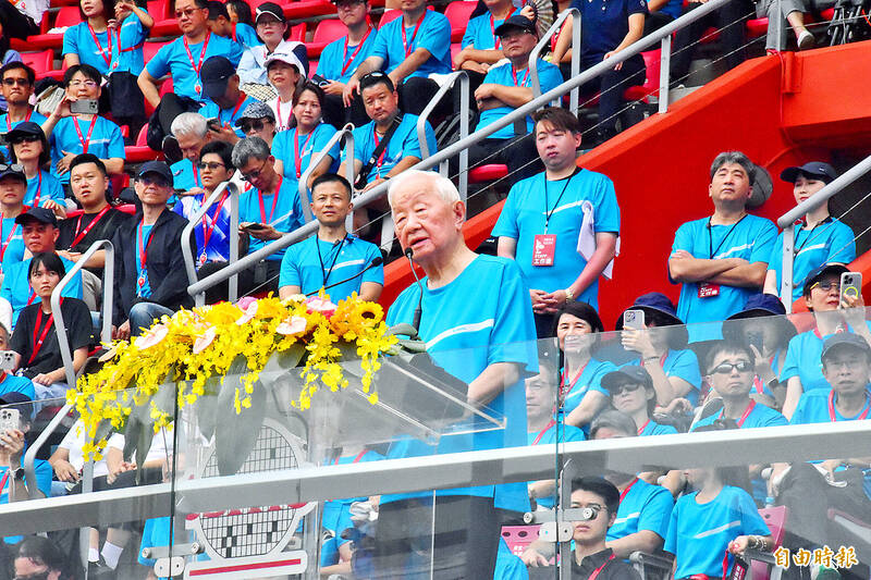 
Taiwan Semiconductor Manufacturing Co founder Morris Chang speaks at the company’s annual sports day at Hsinchu County Stadium yesterday.
Photo: Hung Yu-fang, Taipei Times