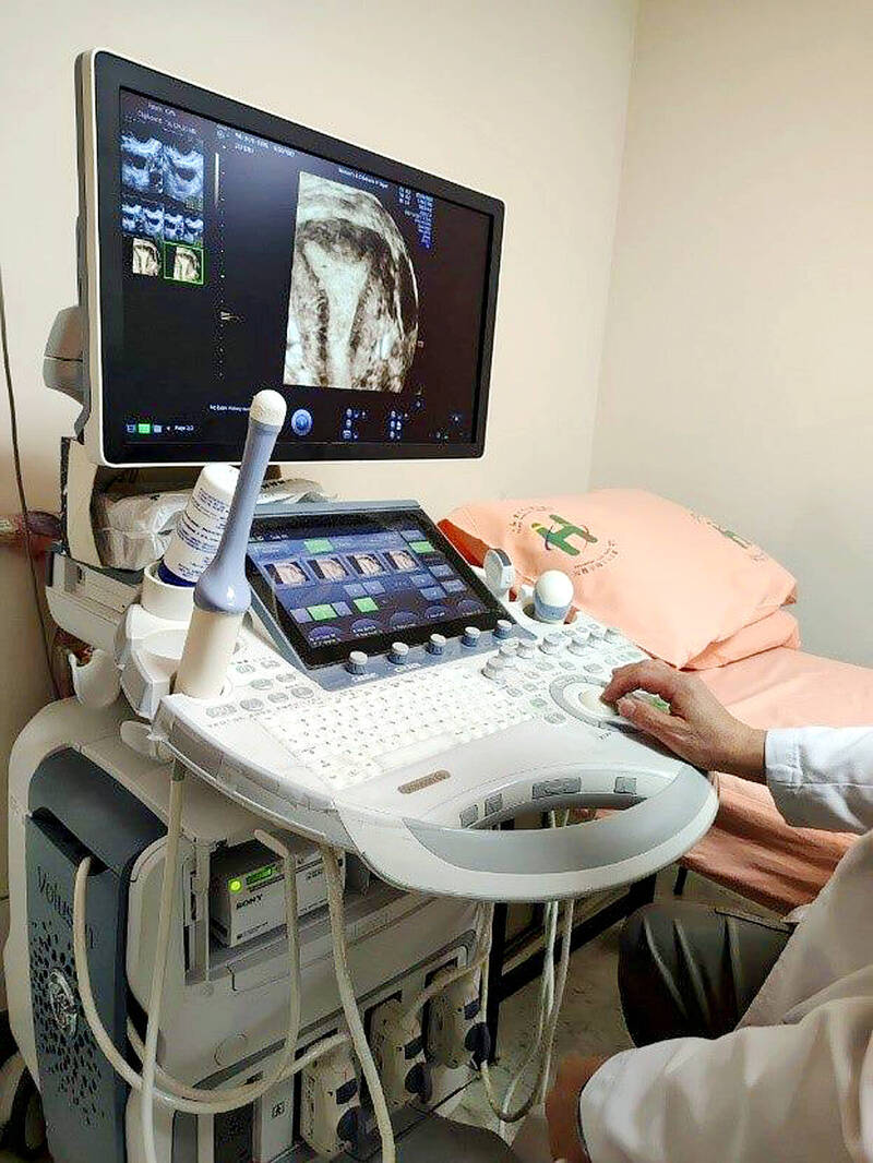 
A doctor looks at an image during a screening for endometrial cancer in an undated photograph.
Photo coutesy of Taipei City Hospital Women And Children Campus