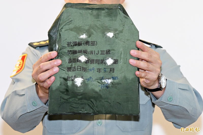 軍備局規格鑑識測中心兵器試驗場去年展示國軍戰鬥背心、抗彈板實彈鑑測彈孔痕跡，抗彈板並被貫穿。（資料照）