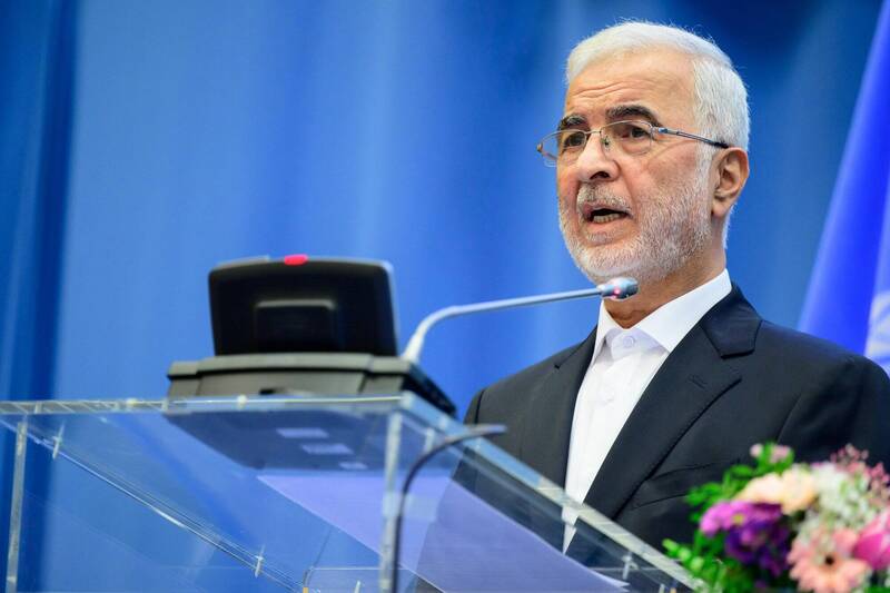 伊朗內政部長莫梅尼（Eskandar Momeni）親自負責調查警察車隊遇襲事件，這起爆炸案至少造成10名警員當場殞命。（歐新社）