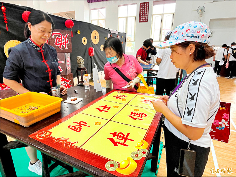 大隘三鄉運動會首次安排押象棋博弈活動，讓大朋友帶著小朋友一同重溫兒時遊戲，並讓年輕一輩更加了解客家文化的傳統韻味。 （記者廖雪茹攝）