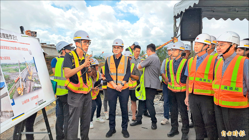 行政院長卓榮泰（右一）到太平溪鐵橋工地視察花東雙軌電氣化工程。（記者黃明堂攝）