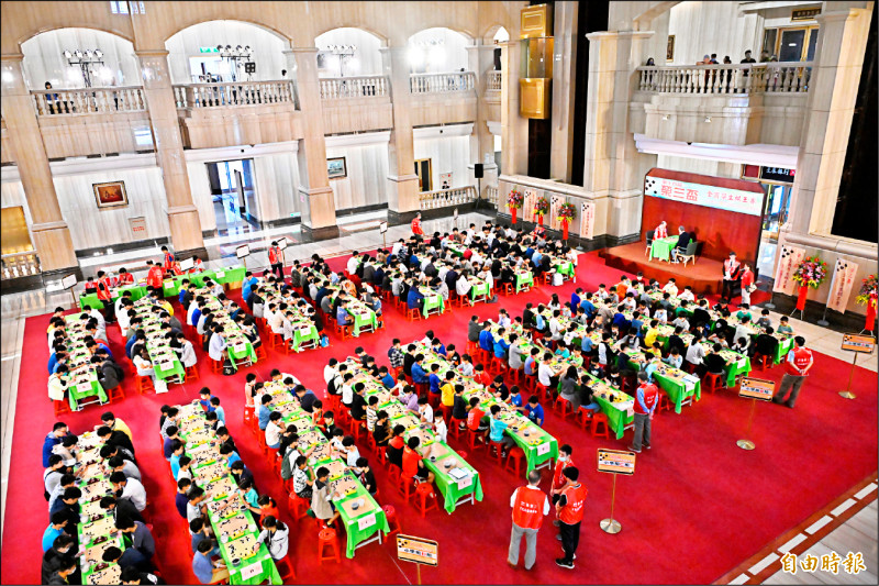 第十九屆榮三盃全國學生棋王賽昨日登場，首日進行選拔賽，各組選手拚十六強。（記者胡舜翔攝）