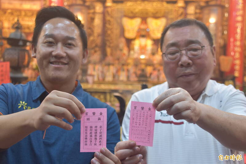 興達港區漁會總幹事郭展豪(圖左)去年首次代漁民向金鑾宮媽祖婆懇求「漁運籤」,結果頭籤擲得「籤王」,令在地漁民喜出望外,右為金鑾宮主委薛景城。(記者蘇福男攝) 興達港區漁會總幹事郭展豪(圖左)去年首次代漁民向金鑾宮媽祖婆懇求「漁運籤」,結果頭籤擲得「籤王」,令在地漁民喜出望外,右為金鑾宮主委薛景城。(記者蘇福男攝)
