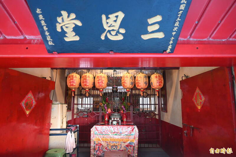 位於赤崁海邊的「三恩堂」,3位溺水亡靈經常隨漁船出海捕烏魚,漁船常滿載而歸。(記者蘇福男攝) 位於赤崁海邊的「三恩堂」,3位溺水亡靈經常隨漁船出海捕烏魚,漁船常滿載而歸。(記者蘇福男攝)